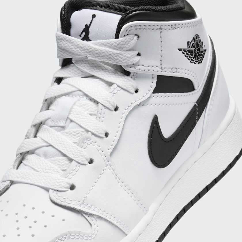 tradesports.co.uk Nike Juniors Air Jordan 1 Mid DQ8423 132