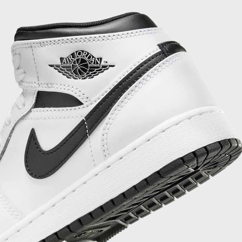 tradesports.co.uk Nike Juniors Air Jordan 1 Mid DQ8423 132